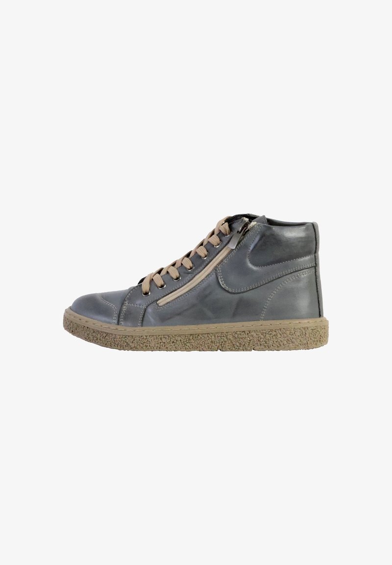 Baskets montantes en cuir gris foncé avec une semelle en caoutchouc texturée beige, dotées d'une fermeture éclair sur le côté et d'un système de laçage contrastant.