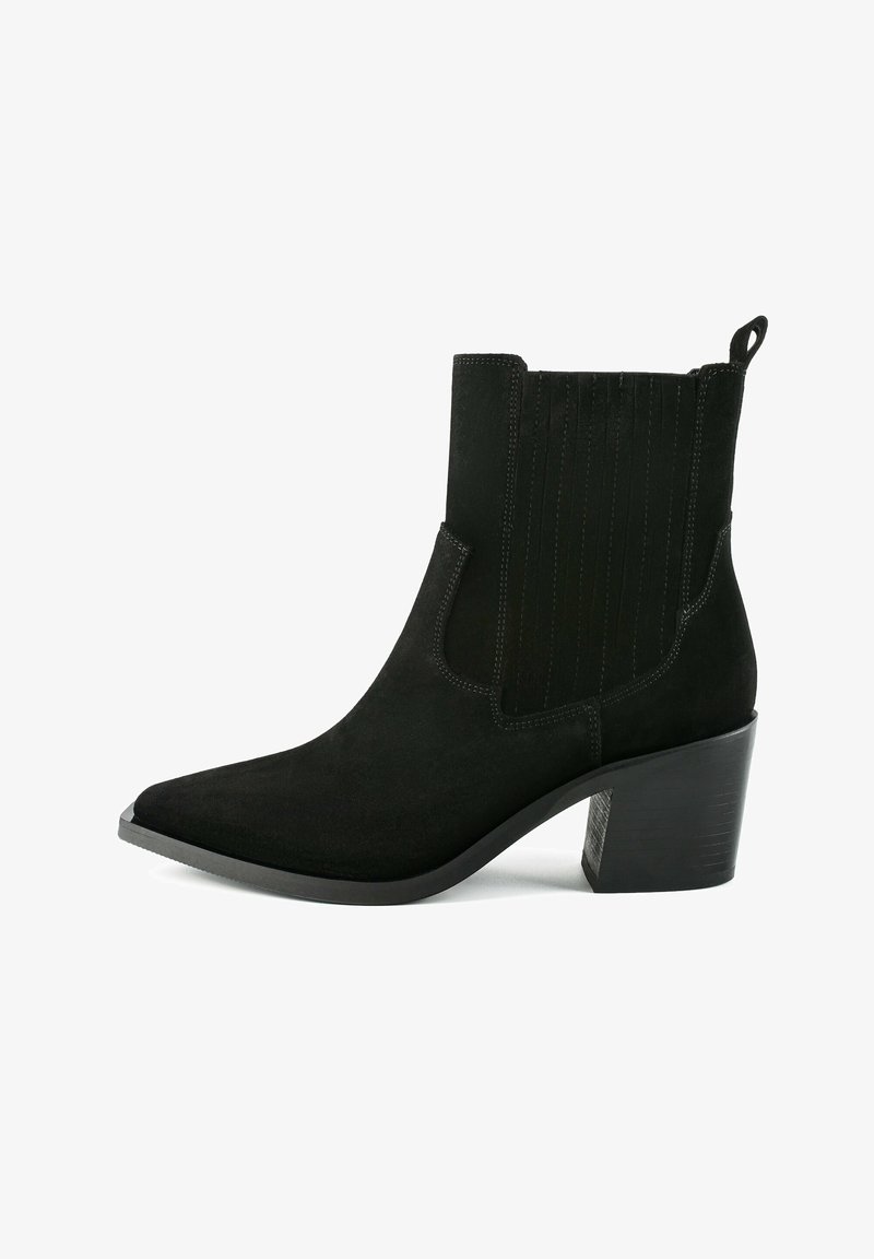 Schwarze Wildleder-Ankle Boots mit spitzem Zehenbereich, vertikalen Nähten und Blockabsatz. Keine sichtbaren Beschläge; durchgehend glatte Oberfläche.