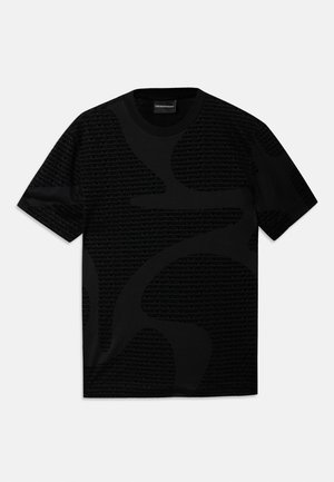 Sort T-shirt med korte ærmer, der har et tekstureret mønster af overlappende, tonale logoer. Glat stof med klassisk runde halsudskæring.