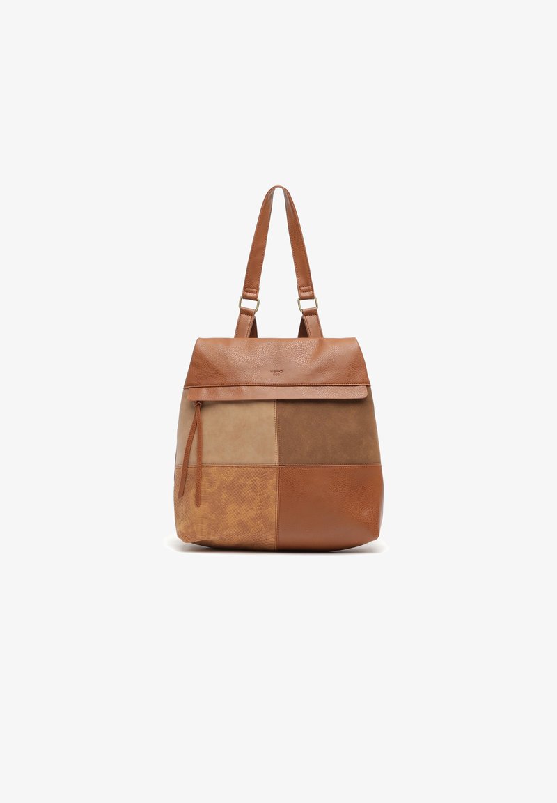 Sac fourre-tout en cuir marron avec un design en patchwork comprenant différentes nuances de marron, des accents texturés, une fermeture éclair sur le dessus et des bretelles ajustables.