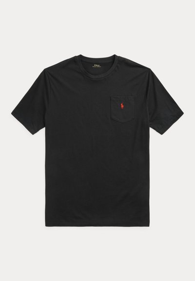 Črna majica kratkih rokavov z okroglim izrezom z žepom na prsih, na katerem je majhen rdeč vezen Polo Ralph Lauren logotip.
