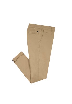 Chinos beige de algodón, con un frente plano, dos bolsillos traseros y un brillo sutil. El dobladillo está terminado con un ligero puño.