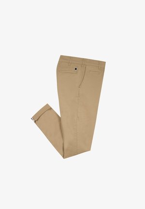 Chinos beige realizzati in cotone, con frontale piatto, due tasche posteriori e una leggera lucentezza. L'orlo è rifinito con un leggero risvolto.