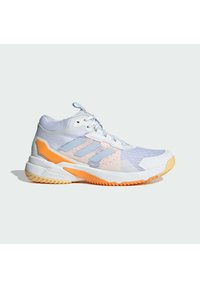 Scarpa sportiva alta con tomaia in mesh bianco e viola chiaro, dettagli arancioni, tre strisce blu e suola in gomma testurizzata.