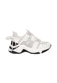 Zapatilla deportiva con una parte superior de malla blanca y acentos de ante gris, suela de goma negra y un diseño de cordones único en el talón.