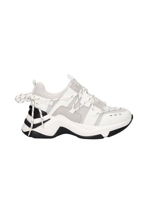 Zapatilla deportiva con una parte superior de malla blanca y acentos de ante gris, suela de goma negra y un diseño de cordones único en el talón.