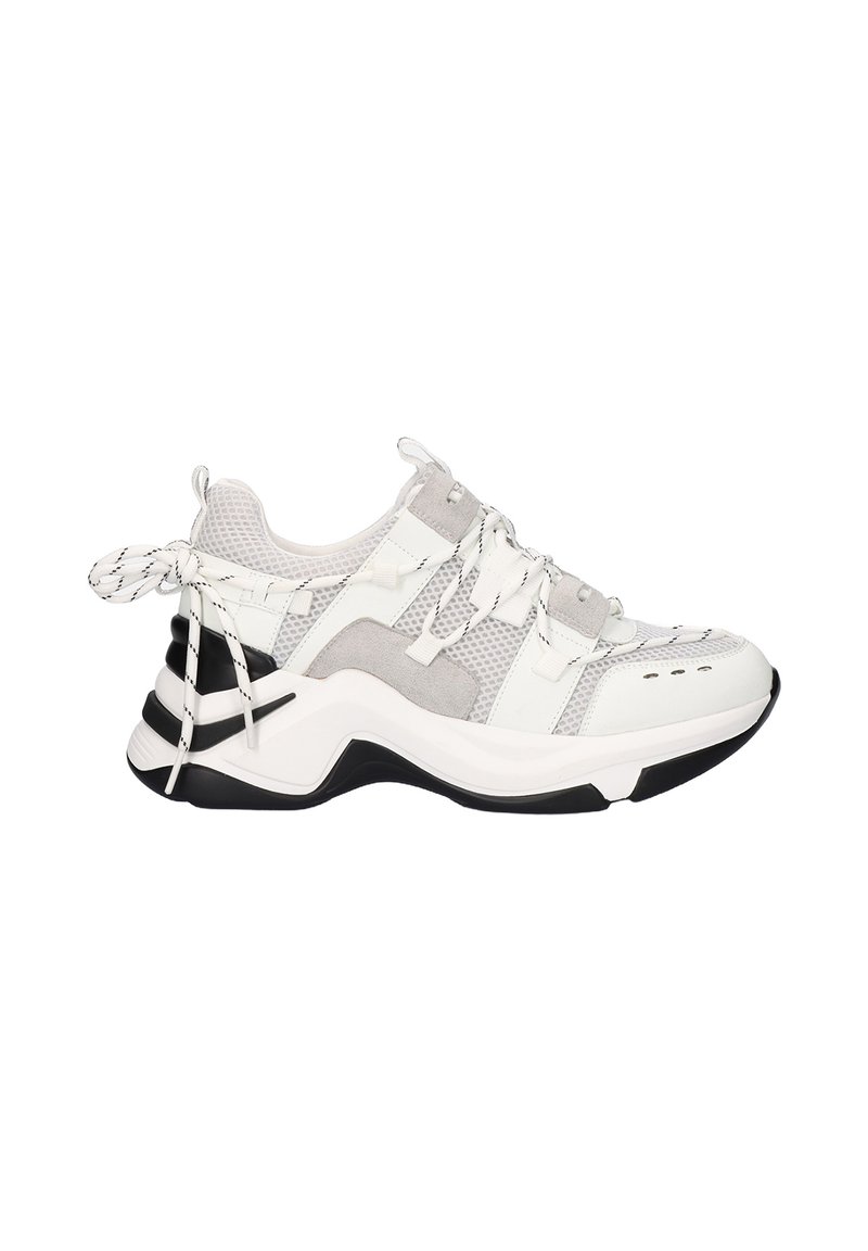 Zapatilla deportiva con una parte superior de malla blanca y acentos de ante gris, suela de goma negra y un diseño de cordones único en el talón.