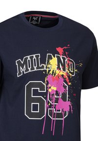 Diepblauwe katoenen T-shirt met "MILAND" in het wit en "60" in het zwart, aangevuld met kleurrijke spetters in roze, geel en rood.