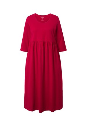 Rotes, knielanges Kleid aus weichem Stoff mit rundem Halsausschnitt und drei Viertelärmeln, das ein gerafftes Taillendesign aufweist.