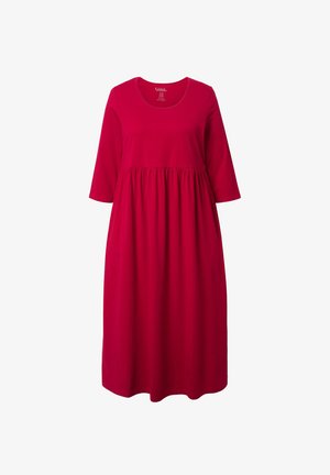 Rotes, knielanges Kleid aus weichem Stoff mit rundem Halsausschnitt und drei Viertelärmeln, das ein gerafftes Taillendesign aufweist.