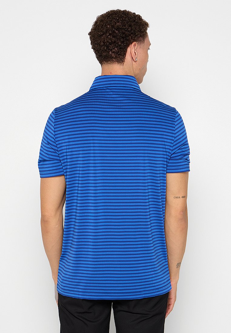Polo bleu avec des rayures horizontales noires, à manches courtes et col. Le matériau semble lisse avec une texture légère.