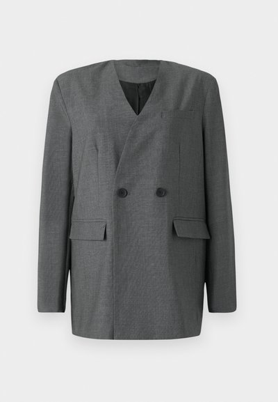 Blazer grigio doppiopetto con scollo a V, due tasche frontali e dettagli con bottoni. Realizzato in tessuto finemente lavorato.