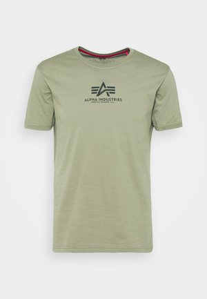 Tricou din bumbac verde, cu mâneci scurte. Are un imprimeu de logo închis la culoare pe piept. Guler rotund și o textură netedă.