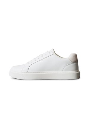 Sneaker bianca low-top con chiusura frontale con lacci, tomaia in pelle liscia e dettaglio in suede sul tallone, mostrata di lato su sfondo bianco.