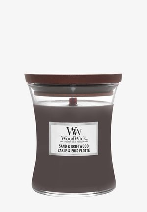 WoodWick Sand & Driftwood geurkaars in een glazen zandloperpot met houten deksel en zichtbare houten lont.