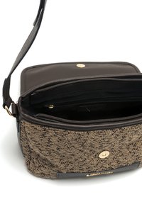 Bolso cruzado marrón con parte frontal de tela de pelo texturizado, parte trasera de cuero liso, herrajes dorados y bolsillos con cremallera en el interior. Incluye correa ajustable.