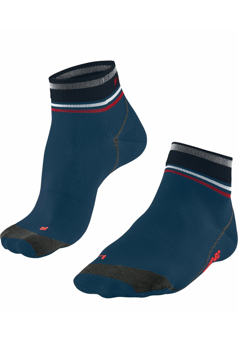 Calzini alla caviglia realizzati in un tessuto blu scuro, con una tomaia a righe in navy, bianco e rosso, e una punta e un tallone neri rinforzati.
