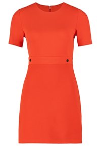 Robe orange vif à manches courtes avec encolure ronde, taille cintrée soulignée par deux boutons noirs, et fermeture éclair au dos.