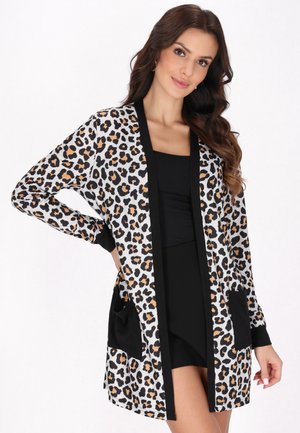 Cardigan cu imprimeu leopard dintr-un material ușor, cu garnitură neagră și două buzunare frontale, cu mâneci lungi și un design deschis în față.