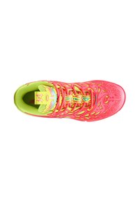 Zapatilla deportiva de color rosa brillante con un diseño texturizado, acentos amarillos y cordones coloridos. Presenta material de malla y patrones intrincados recortados.