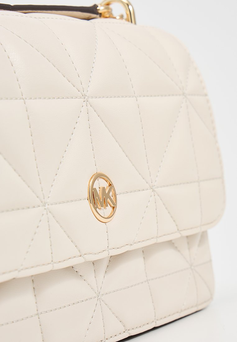 Beige Lederhandtasche mit diamantgequiltetem Muster, goldenen runden Logo und schlankem Klappdesign. Verfügt über gestickte Akzente für Textur.