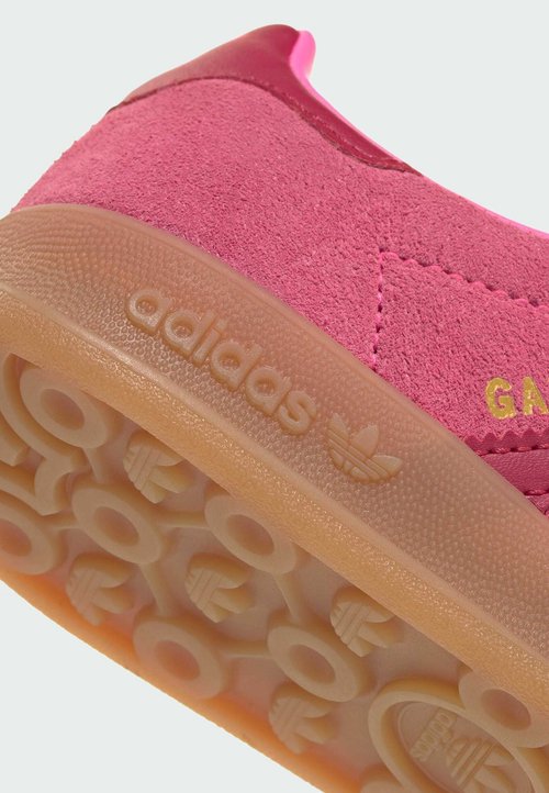 adidas GAZELLE INDOOR UNISEX - Zapatillas - lucid pink team victory red gold metallic — photo 6