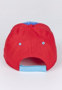 Rode honkbalpet met een blauwe klep. Heeft een volledig rode body, blauwe accenten aan de achterkant en ventilatiegaatjes. Achteraan met drukknoopsluiting.