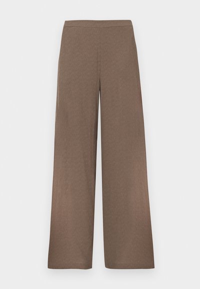 Pantaloni marroni a gamba larga con vita piatta, senza tasche o chiusure visibili, esposti su uno sfondo bianco.