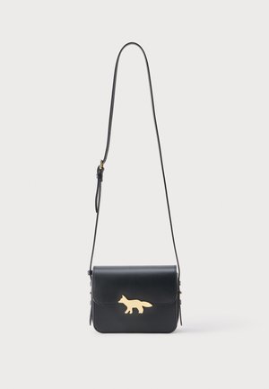 Geantă crossbody din piele neagră, cu curea lungă reglabilă și detaliu auriu în formă de siluetă de vulpe pe clapeta din față.