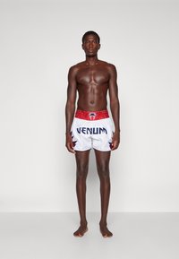 Venum INFERNO 2.0 MUAY THAI SHORTS - Sportiniai šortai - snow white/red