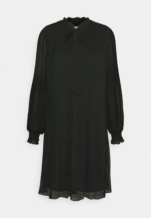 Čierne šaty s dlhým rukávom, s plisovanou textúrou, viazaním na krku a volánovými manžetami, vyrobené z ľahkej, priesvitnej látky.