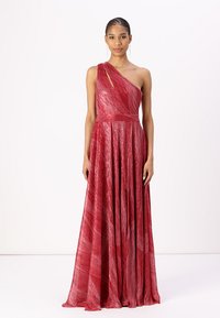 Vestido rojo de un solo hombro con tela texturada, que presenta una falda plisada y un cinturón en la cintura. Diseño largo y fluido con un brillo sutil en toda la prenda.