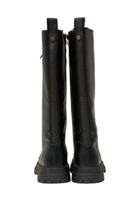 Botas de cuero negras hasta la rodilla, con un acabado texturizado, una marca prominente en el lateral y suelas de goma gruesas para mayor agarre.
