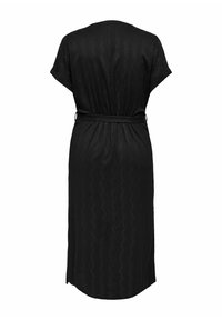 Črna obleka s kratkimi rokavi, z ognjeno pasom in teksturirano zig-zag vzorcem. Rob obleke sega do sredine meč z rahlo ukrivljenim rezom.