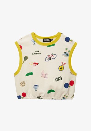 Top court sans manches en tissu crème avec bordure jaune ; présente un imprimé coloré sur le thème du sport, comprenant des raquettes de tennis, des bicyclettes et des médailles.