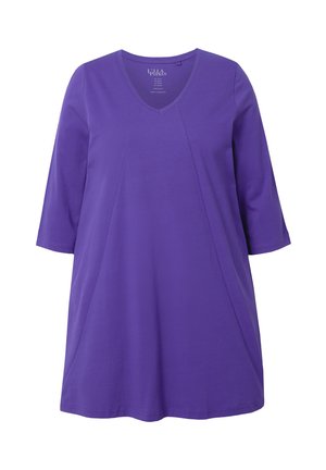 Lilla bomulds-tunika med V-hals, trekvartærmer og subtile plisserede detaljer. Glat tekstur, designet til en løs pasform.