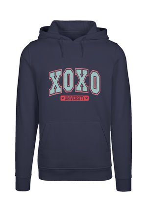 Navyblaue Hoodie aus weichem Material, mit einer Fronttasche und einem grafischen Design mit "XOXO" und "UNIVERSITY" in Pink und Mintgrün.