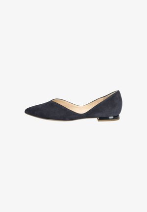 Ballerines en daim bleu marine avec un bout pointu, un petit talon et une découpe courbée distinctive sur les côtés pour une silhouette élégante.