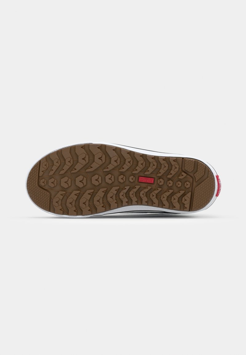 Braune Gummisohle mit strukturierten Grip-Mustern, weißen Seitendetails und rotem Branding. Glatte Kanten und abgerundete Form für das Schuhwerk.