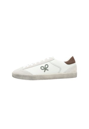 Zapatilla blanca de corte bajo con suela gris, logo gris bordado en el lateral y lengüeta trasera de ante marrón.