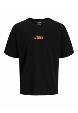 Czarny t-shirt z krótkim rękawem, okrągły dekolt i mały tekst z przodu „Eclectic REBEL” w kolorze beżowym i pomarańczowym.