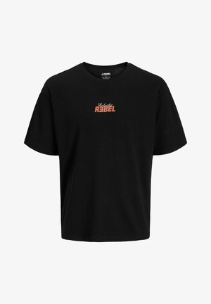 Czarny t-shirt z krótkim rękawem, okrągły dekolt i mały tekst z przodu „Eclectic REBEL” w kolorze beżowym i pomarańczowym.