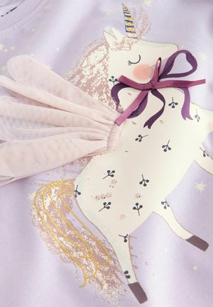 Lilafarbene Langarmbluse mit einem Einhorn-Print, goldenen Akzenten, rosa Mesh-Flügeln und lila Schleifendetail. Weicher, glatter Stoff.