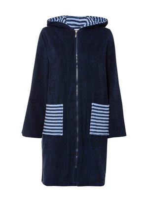 Accappatoio blu navy con chiusura a zip, caratterizzato da due tasche a strisce in azzurro chiaro e bianco. Il tessuto appare morbido e con una texture.