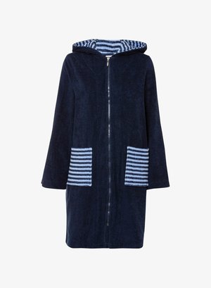 Accappatoio blu navy con chiusura a zip, caratterizzato da due tasche a strisce in azzurro chiaro e bianco. Il tessuto appare morbido e con una texture.