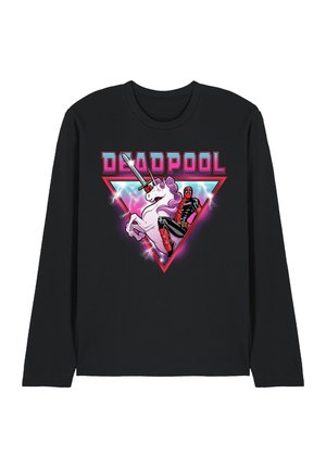 Schwarzes Langarmshirt mit buntem Bild von Deadpool, der auf einem weißen Einhorn reitet und ein Schwert hält, platziert in einem leuchtenden pinken Dreieck.