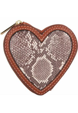 Porte-monnaie en forme de cœur en simili cuir texturé imitation peau de serpent dans des tons marron et crème, avec des coutures rouges contrastantes et une fermeture éclair dorée.