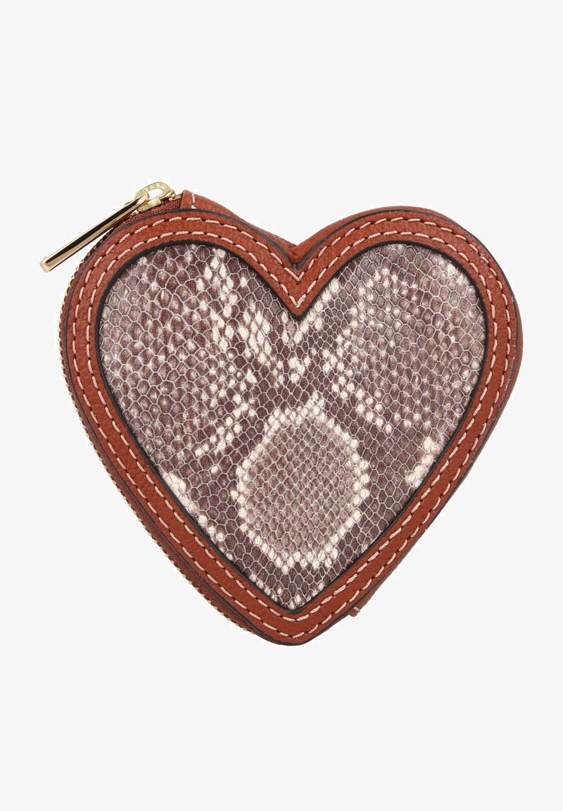 Porte-monnaie en forme de cœur en simili cuir texturé imitation peau de serpent dans des tons marron et crème, avec des coutures rouges contrastantes et une fermeture éclair dorée.