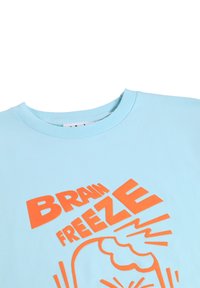 Ανοιχτό μπλε βαμβακερό μπλουζάκι με κανονική λαιμόκοψη και πορτοκαλί γραφικό κείμενο "BRAIN FREEZE" καθώς και εικόνα από χιονιστή. Λείο υφαντό, casual σχέδιο.