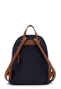 Marineblaue Tasche mit braunen Lederriemen, Reißverschluss-Fronttasche, glatter Textur, runder Form und Kontrastnähten.